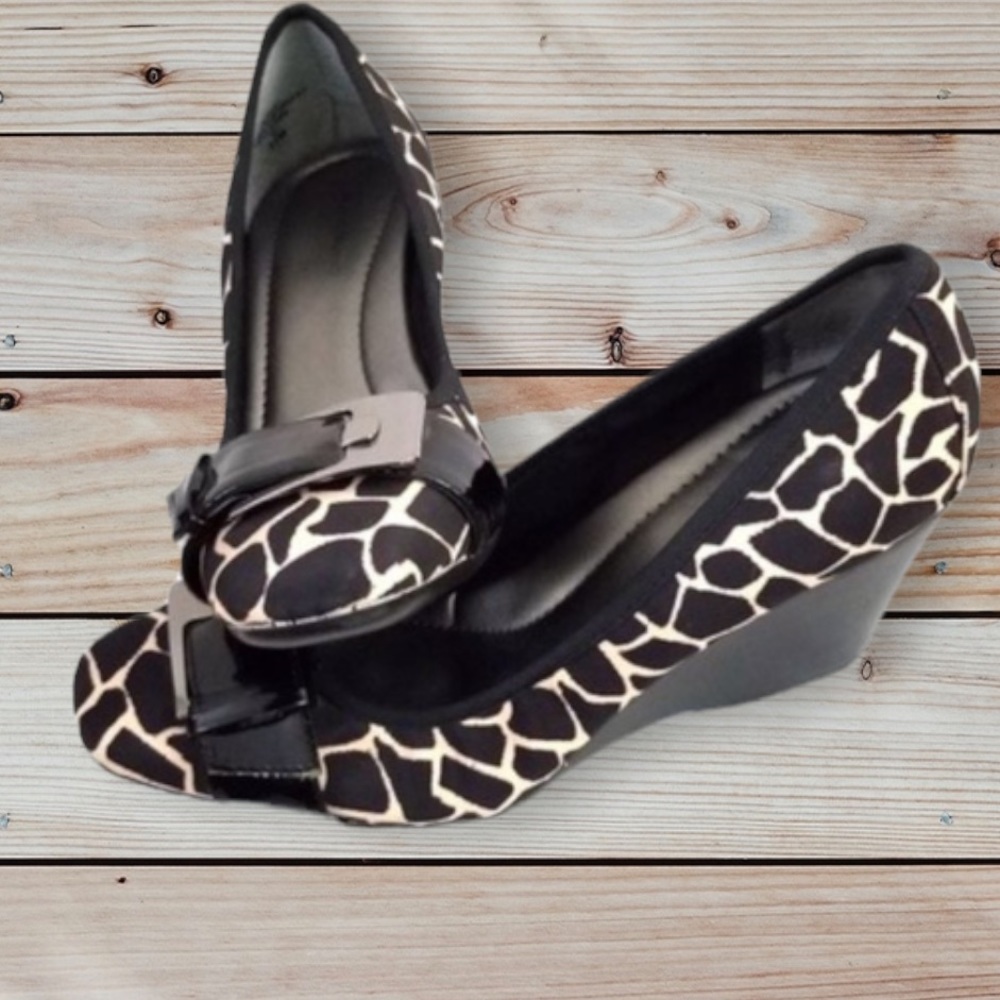 Bandolino Giraffe print wedge heels size 9.5 - Picture 2 of 7
